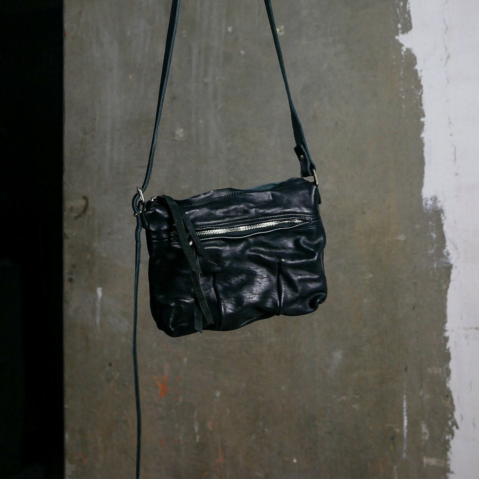 ESSENTIAL MESSENGER BAG